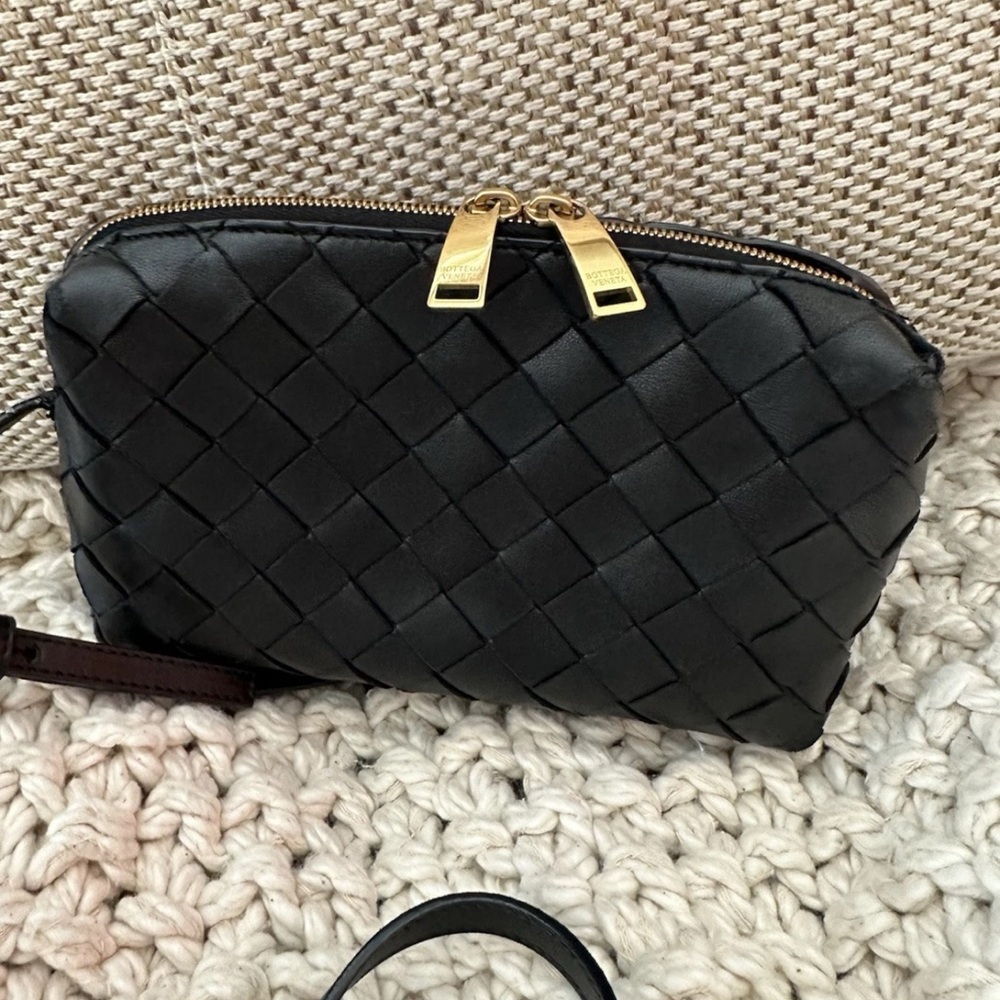 Bottega Veneta Intrecciato Shoulder Bag In Black Leather With Gold Hardware - Picture 3 of 15